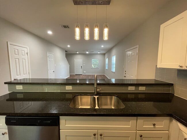 Bar Style Counter Top - 5011 Mallow St