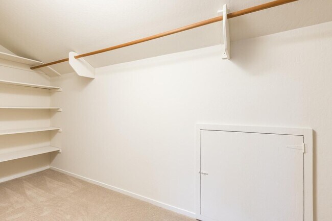 Building Photo - 2056 Fairmont Dr