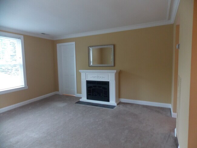 Apartment Living Room - 526 Bonnie Brae Pl