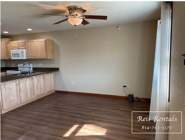 kitchen/living room - 621 N Court St