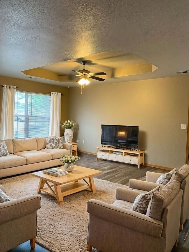 Building Photo - Grain Valley One Level Duplex!