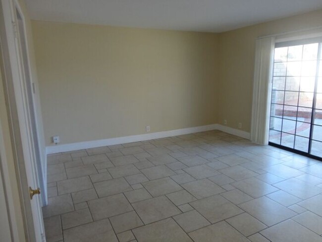 Building Photo - Nice 3 + 2.5 + Loft View Home Santa Clarita