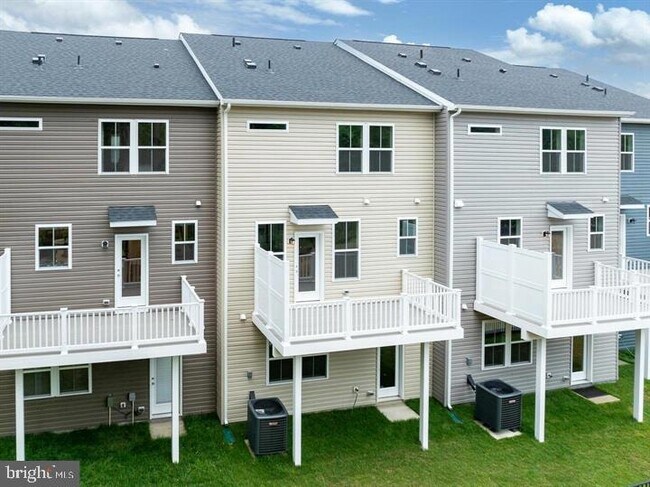 Building Photo - 643 Eastland Row