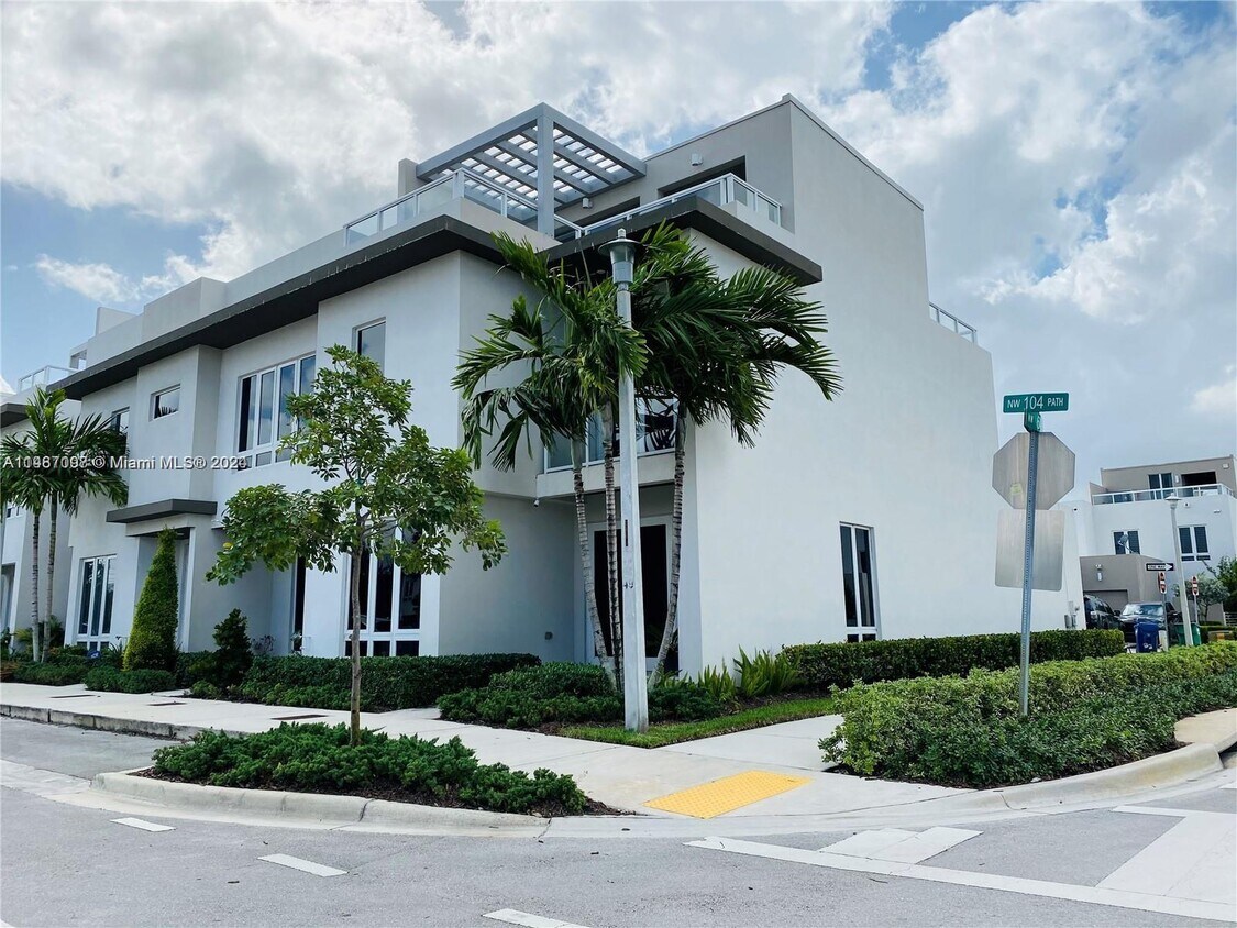 Foto principal - 6406 NW 104th Path