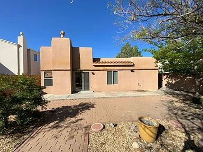 Foto del edificio - Front / Backyard Landscaped!