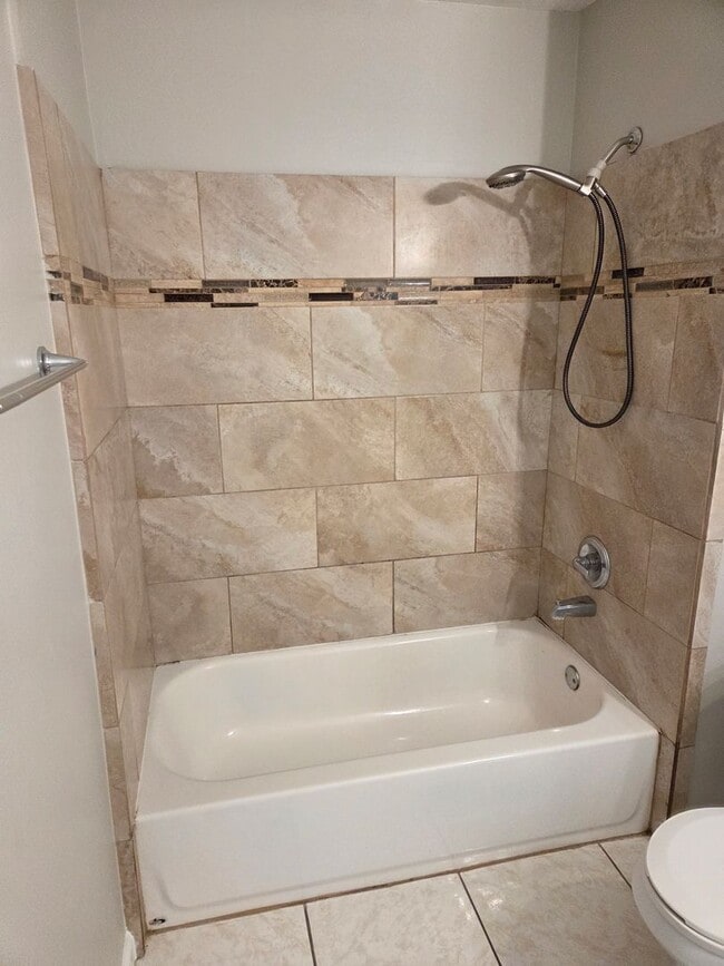 Foto del edificio - 4 bed 2.5 bath with a 2 car garage and fenced backyard