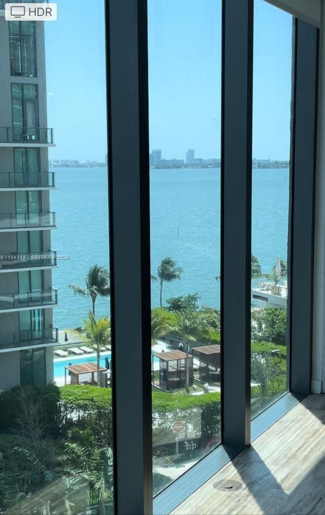 Foto del edificio - 650 NE 32nd St