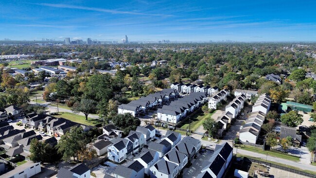 Foto del edificio - 8917 Laverne Shumard Ln