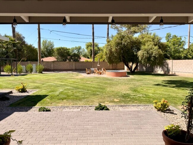 Foto del edificio - Updated Central Phoenix 3 bed, 2 bath with open layout, stainless steel appliances, and large irr...