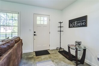 Building Photo - 20 Meadow View Dr