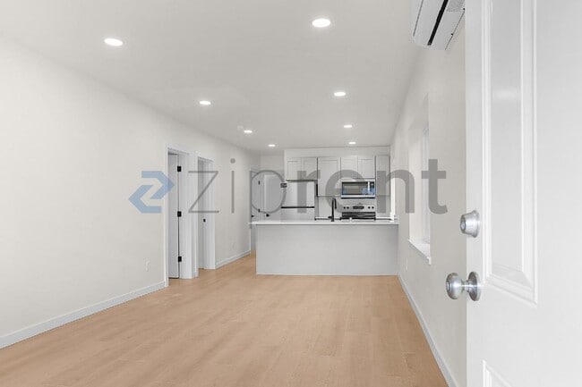 Building Photo - Unit B