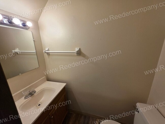 Building Photo - Beautiful 3 Bedroom Townhouse across from ...