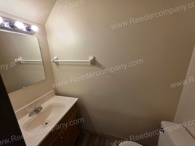 Foto del edificio - Beautiful 3 Bedroom Townhouse across from ...