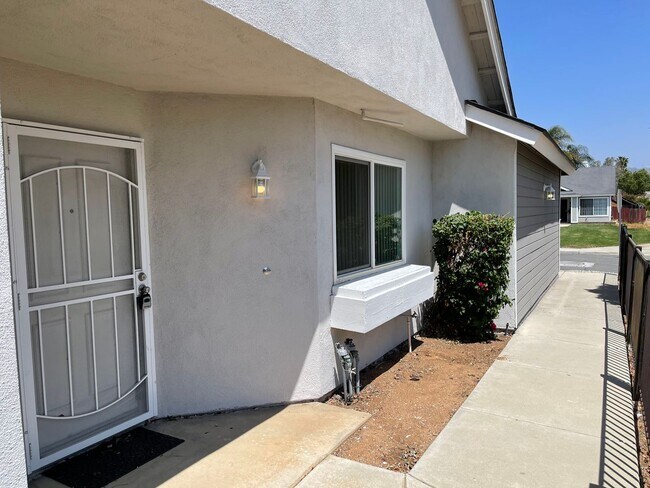 Building Photo - Great 3 Bedroom, North of the Fwy