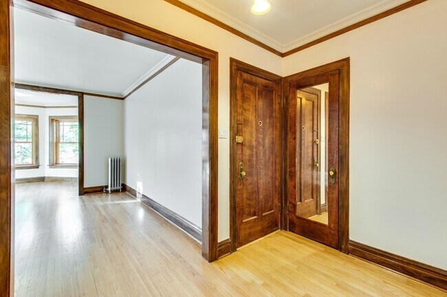 Building Photo - 1434 W Thorndale Ave