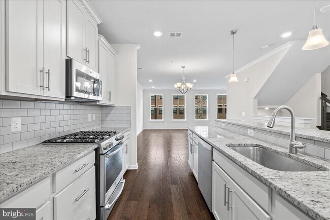Building Photo - 45121 Kincora Dr