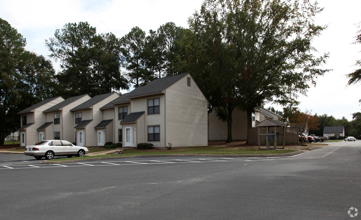 Building Photo - The Oaks Apartments