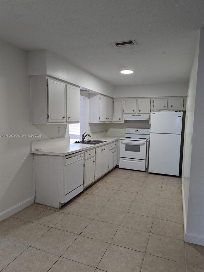 Foto del edificio - 7007 NW 99th Ave
