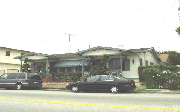 Building Photo - 726 Shepard St