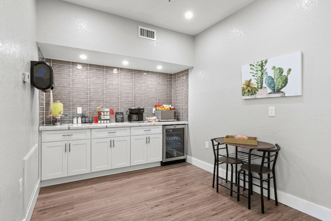 Primary Photo - La Mirada