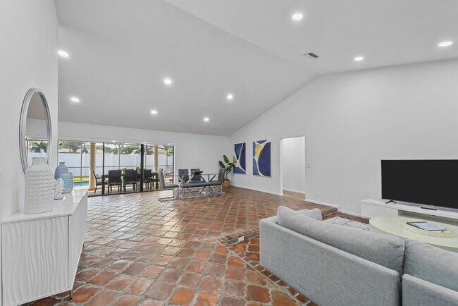 Foto del edificio - 6362 Pine Jog Ave