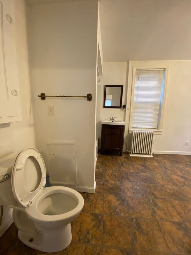 Building Photo - AVAILABLE August  - Huge 3+ Bedroom Unit w...