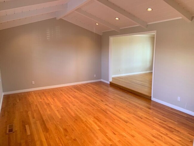 Building Photo - 109 Sandringham Dr S