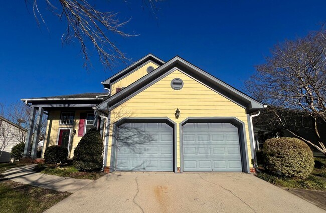 Foto del edificio - Charming Newly Remodeled 3BD, 2.5BA Raleigh Home with a Bonus Sunroom