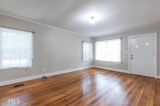 Foto del edificio - 670 Elinor Pl NW