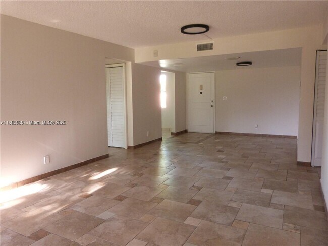 Foto del edificio - 6751 N University Dr