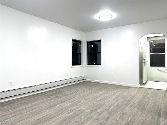 Building Photo - 1833 Hendrickson St