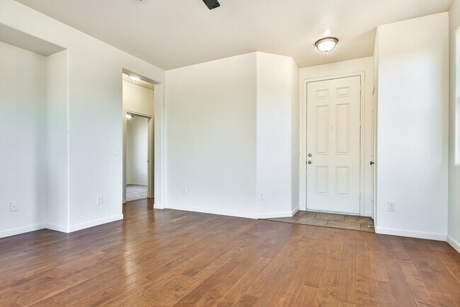 Foto del edificio - Come view this charming home