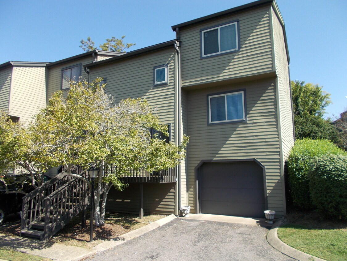 Townhouse front - 213 Summit Ridge Dr