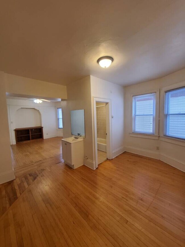 Foto del edificio - Spacious 5BED/2BATH Upper Near Marquette