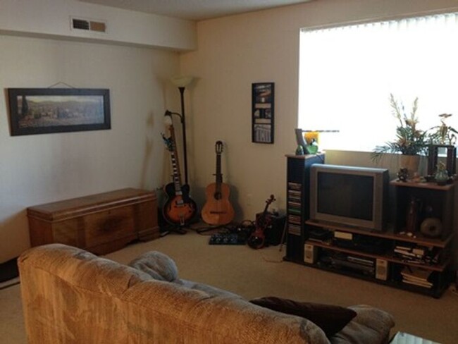 Building Photo - $1,200 | 2 Bedroom, 1 Bathroom Condo | No ...