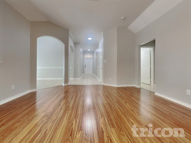 Foto del edificio - 5816 Greenmeadow Dr