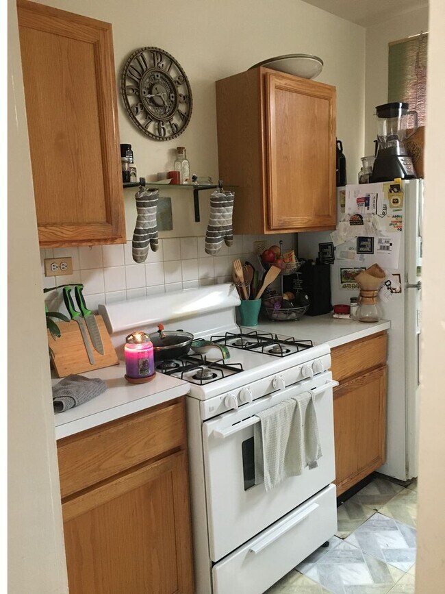 Building Photo - Lincoln Square 2 Bedroom