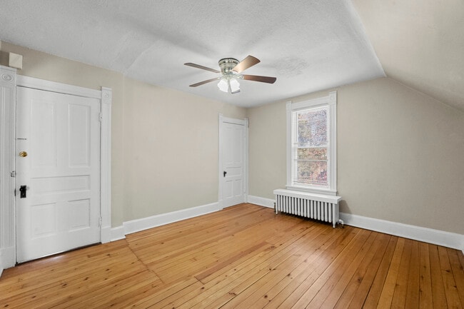 LR or BDRM - 331 Des Plaines Ave