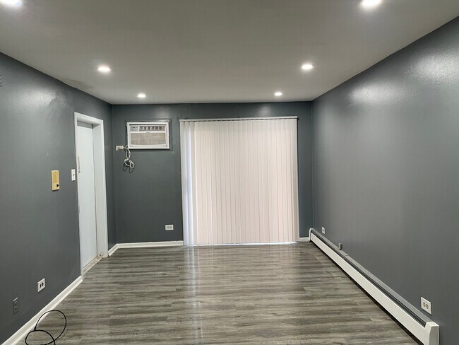 Foto del edificio - 443 E 192nd St