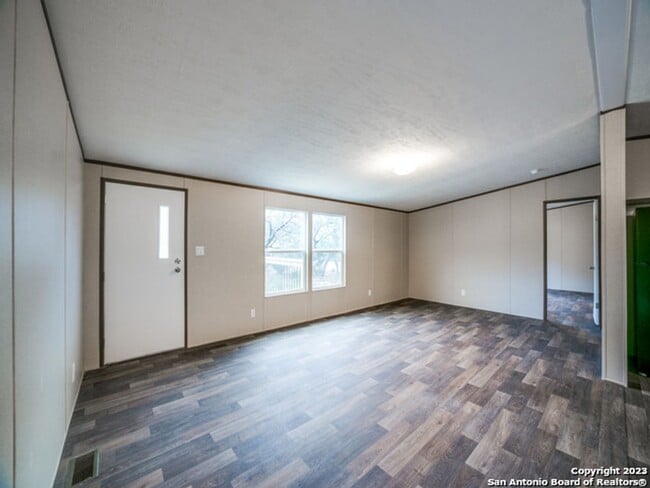 Building Photo - 4 Bedroom/2 Bathroom Home in the Holiday V...