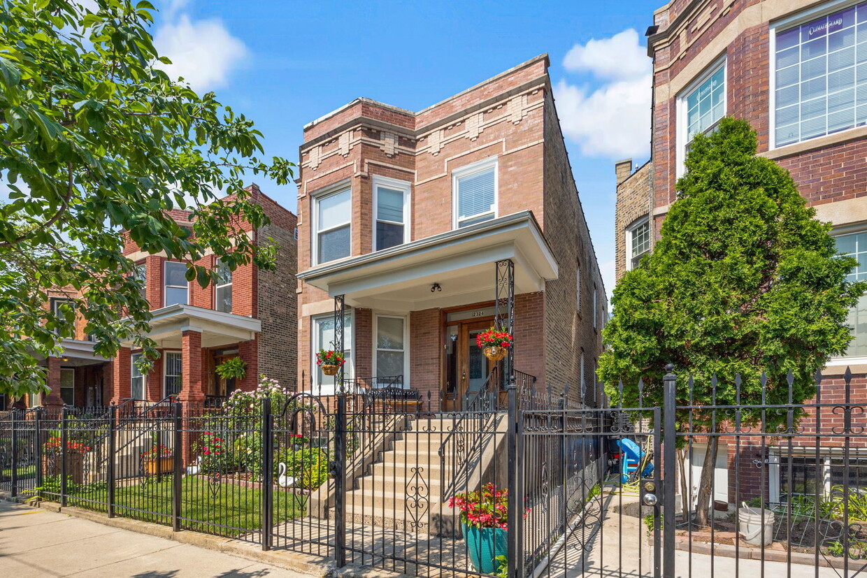 Primary Photo - 2324 N Harding Ave