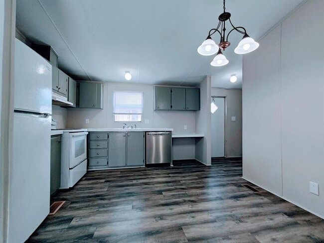 Building Photo - 220 Sunshine Dr