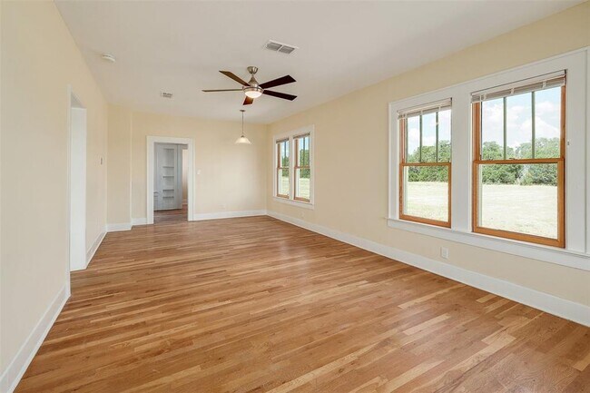 Foto del edificio - 137 Daisy Ln