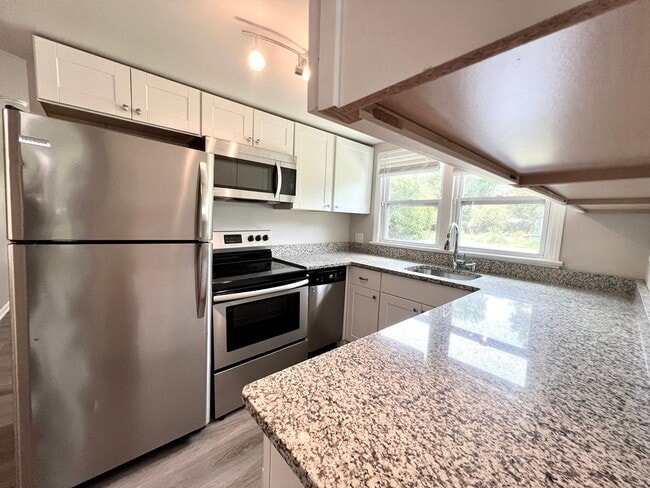 Building Photo - Stunning 4BR/2BA Home in Charlotte!