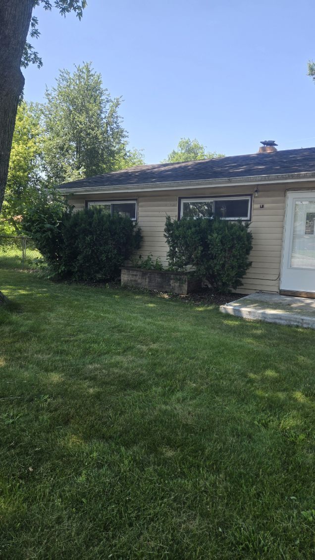 Building Photo - Beautiful home with fenced in backyard