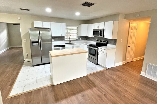 Building Photo - 3018 Bart St