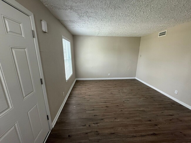 Building Photo - Renovated 4-Bedroom Home – We Welcome Sect...