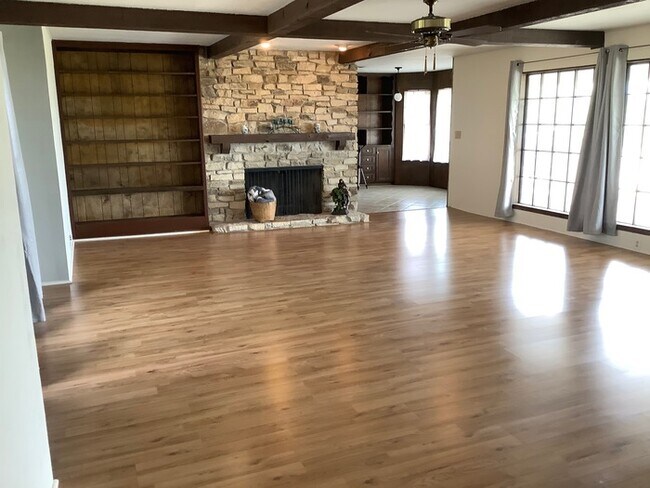 Building Photo - Beautiful Ranch Home