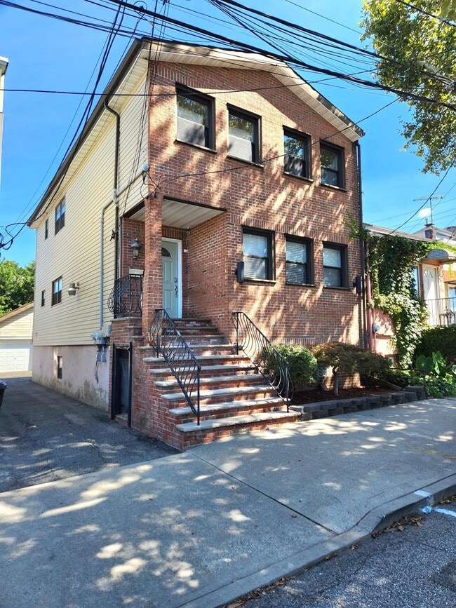 Building Photo - 2010 44th St