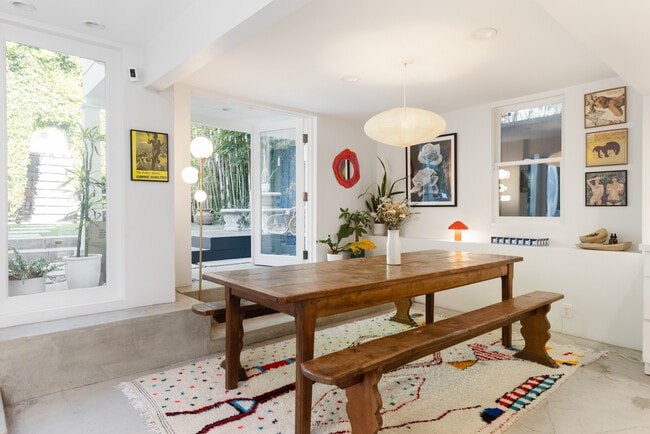 Foto del edificio - 241 Windward Ave